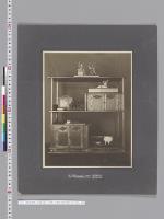 調度品（置物、手文庫、香炉、人形等）　東京池ノ端仲田通宮内幸太郎写／明治